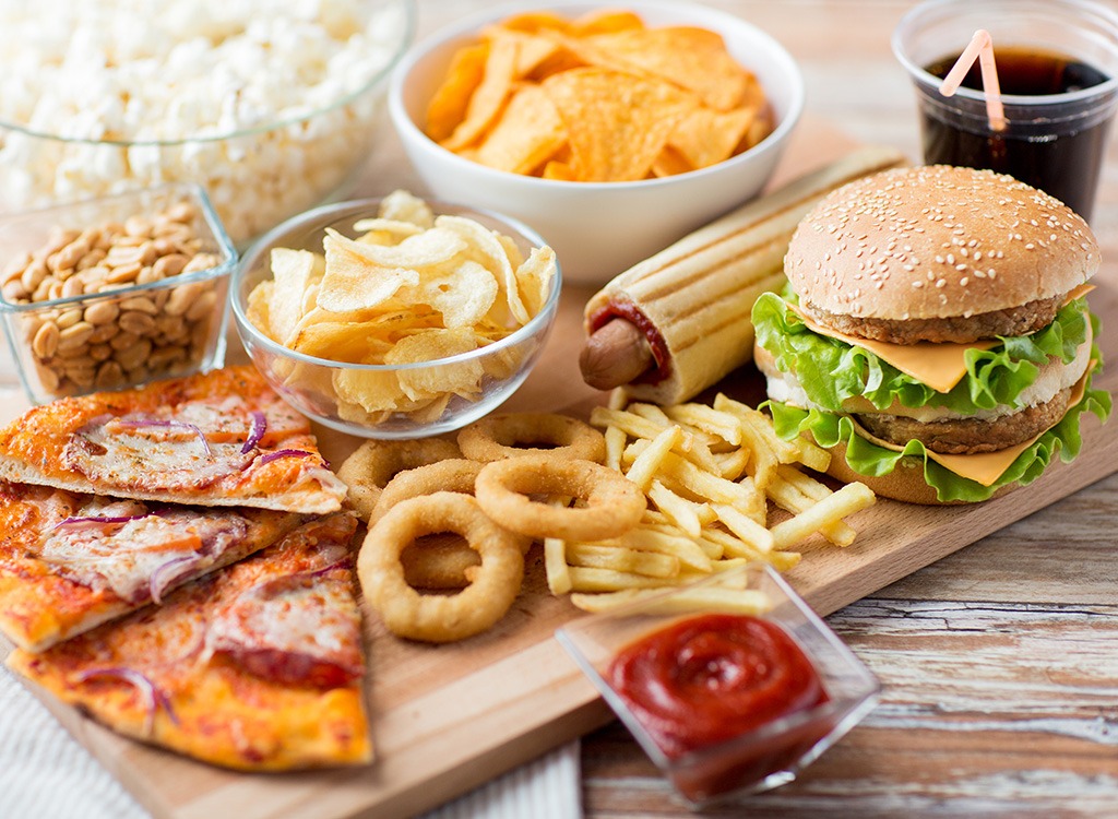 ممنوعیت مصرف غذاهای چرب و فست فودها در مبتلایان به بیماری کووید 19